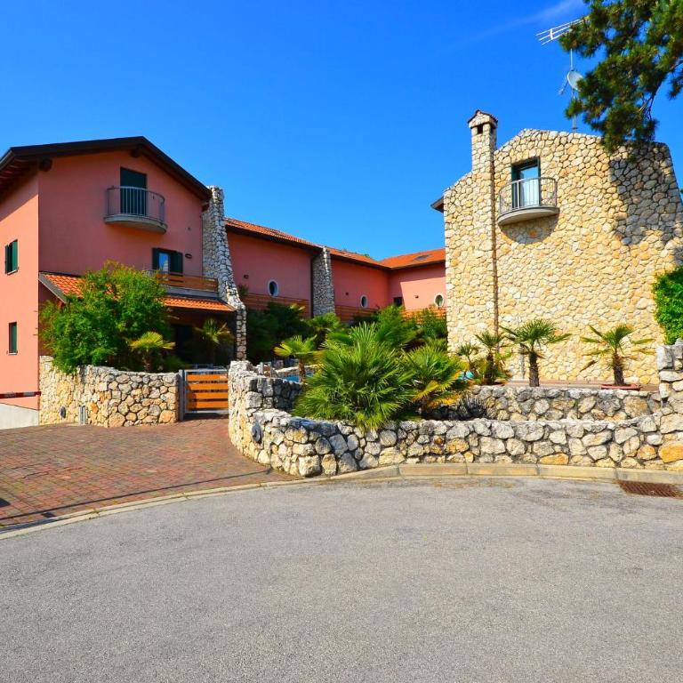 Spacious villa with pool - Villa - 44