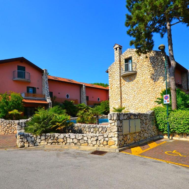 Spacious villa with pool - Villa - 46