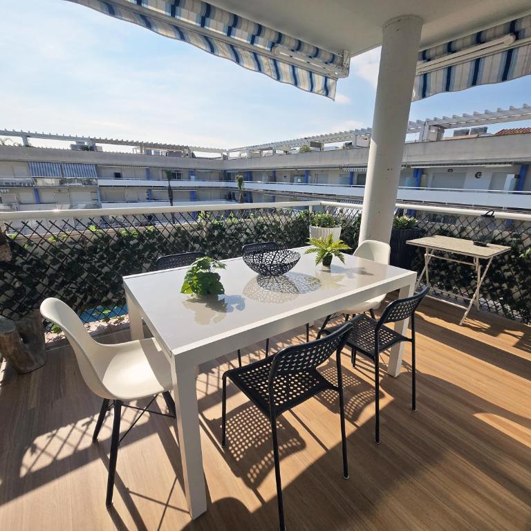 Superbe appartement avec solarium et piscine communautaire - Two-Bedroom Apartment - 16