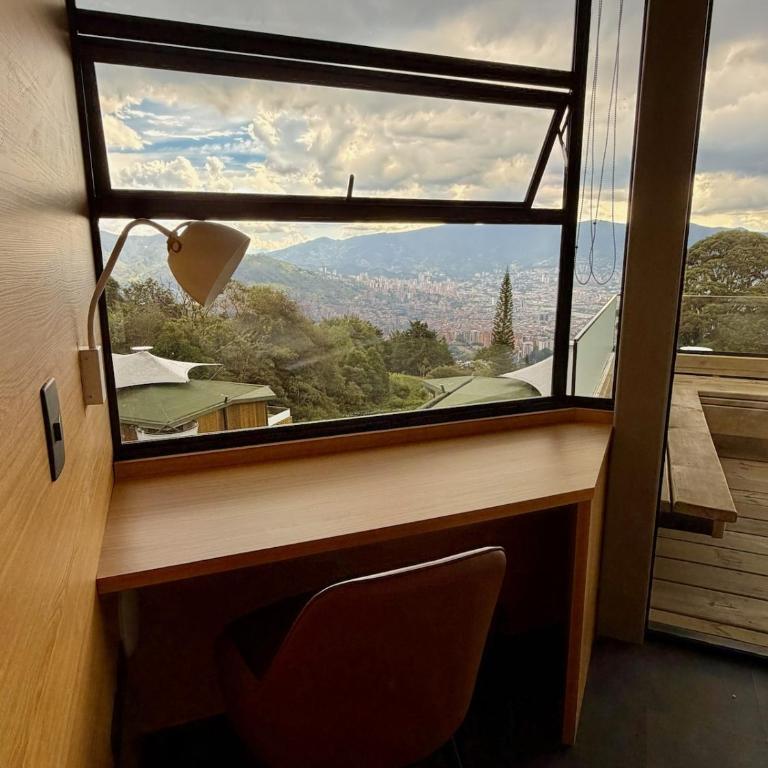 Romantic Upscale Retreat, Jacuzzi and Skyline Views - One-Bedroom House - 13