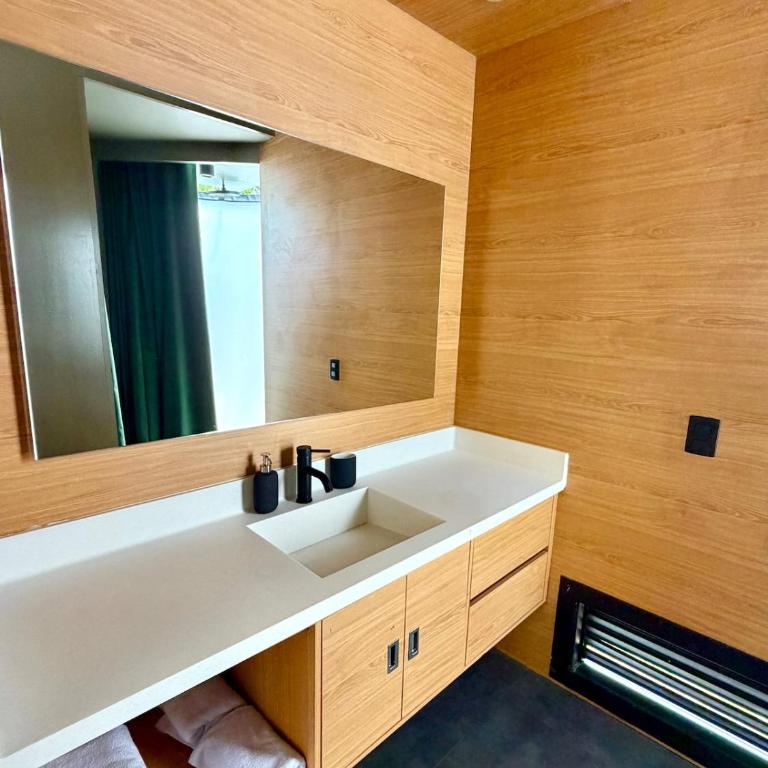 Romantic Upscale Retreat, Jacuzzi and Skyline Views - One-Bedroom House - 17