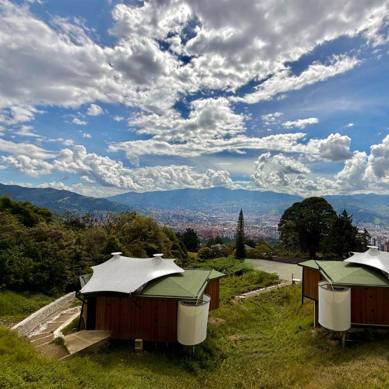 Romantic Upscale Retreat, Jacuzzi and Skyline Views - One-Bedroom House - 28