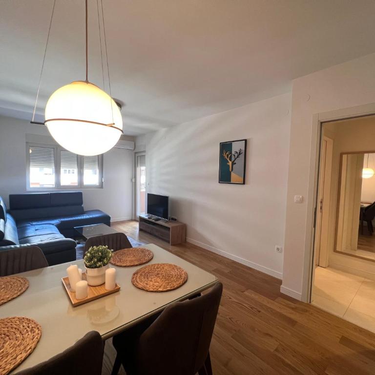 White Homes Apartments • Central Point - Superior One-Bedroom Apartment with Balcony - 12