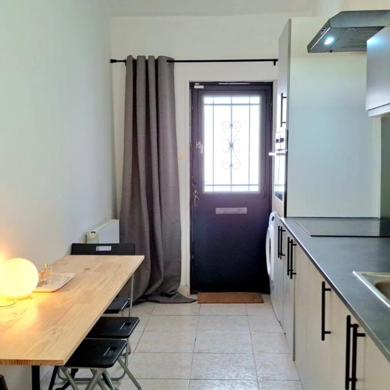 Bel appartement 2 chambres au calme centre Arenes - Two-Bedroom Apartment - 11