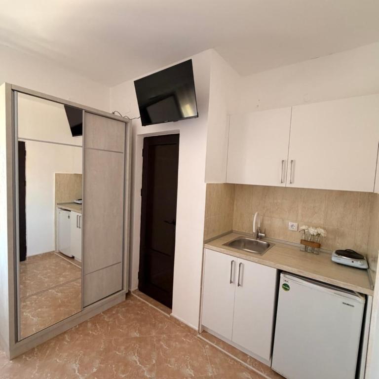 Antonios Apartments - Deluxe Room - 4