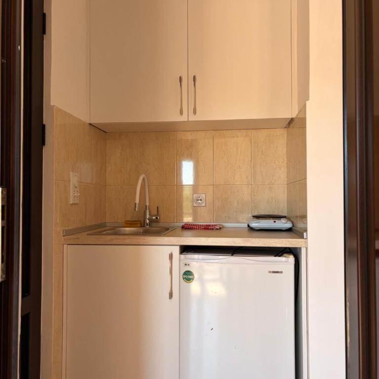Antonios Apartments - Deluxe Family Suite - 2