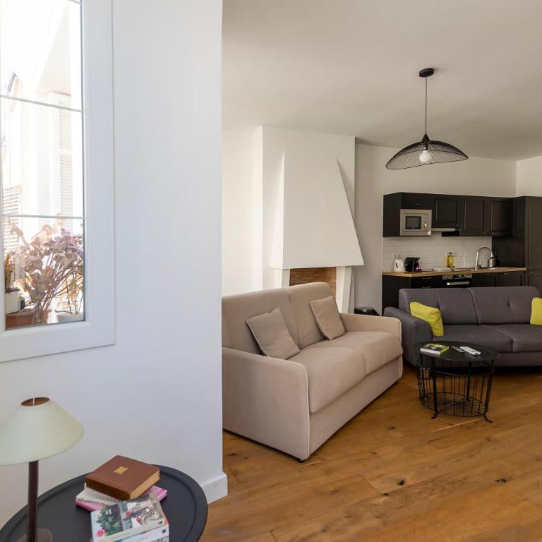 Appartements Rue Bonaparte, quartier Citadelle place Foch - Appartement 2 Chambres avec Balcon - 17