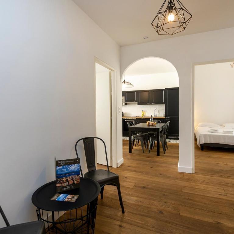 Appartements Rue Bonaparte, quartier Citadelle place Foch - Appartement 2 Chambres avec Balcon - 16