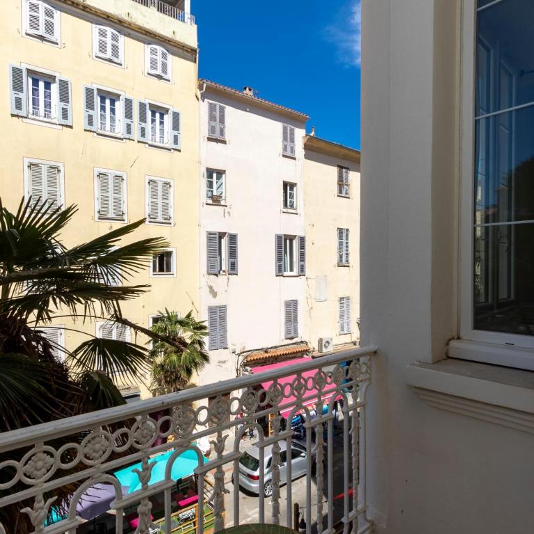 Appartements Rue Bonaparte, quartier Citadelle place Foch - Appartement 2 Chambres avec Balcon - 13