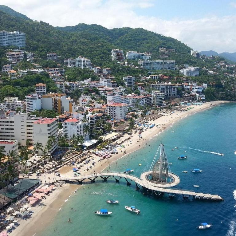 Oceanfront Indah Condo Sleeps 10 Sunsets - Three-Bedroom Apartment with Ocean View - 54