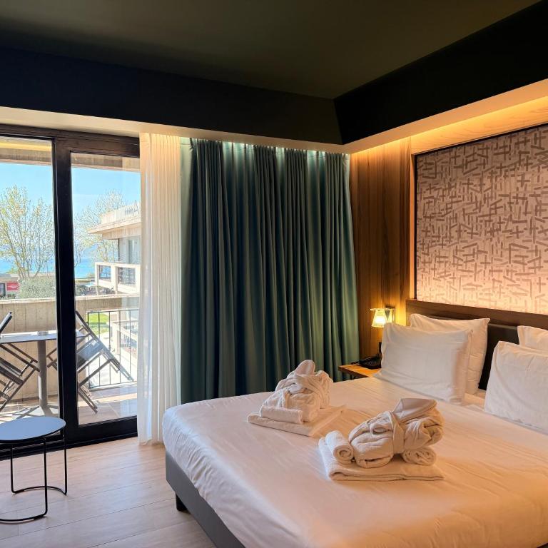 Alevic Hotel Sirmione - Executive Double Room with Balcony and Partial Lake View - 3