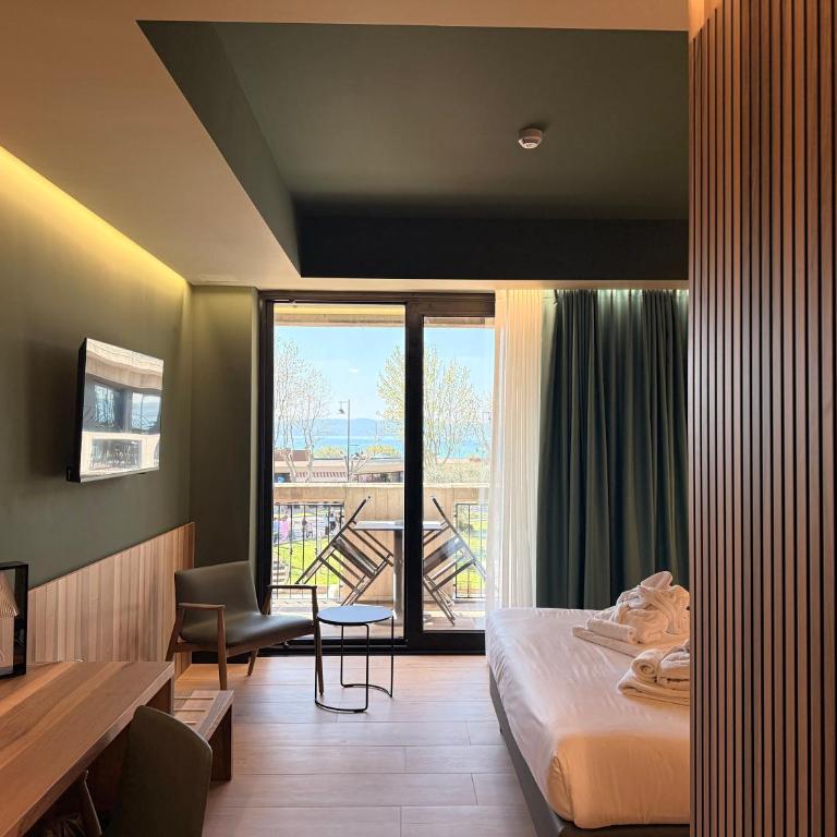 Alevic Hotel Sirmione - Executive Double Room with Balcony and Partial Lake View - 2
