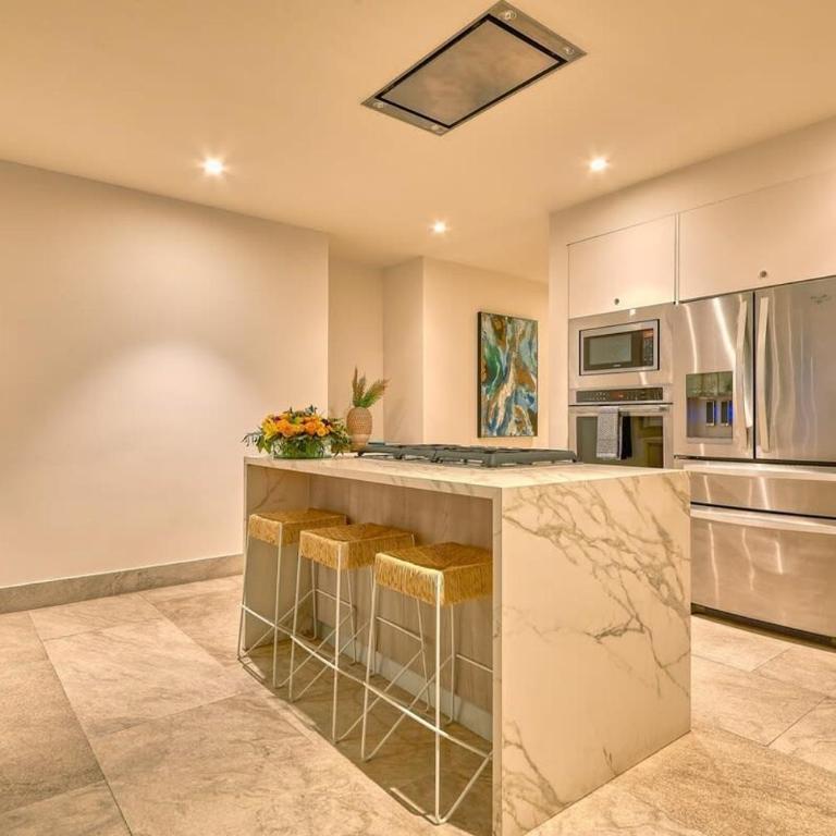 Oceanfront Indah Condo Sleeps 10 Sunsets - Three-Bedroom Apartment with Ocean View - 17