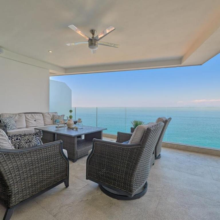 Oceanfront Indah Condo Sleeps 10 Sunsets - Three-Bedroom Apartment with Ocean View - 5