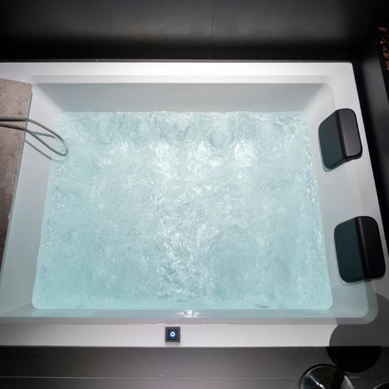 B Suite Spa - Superior King Room - 3