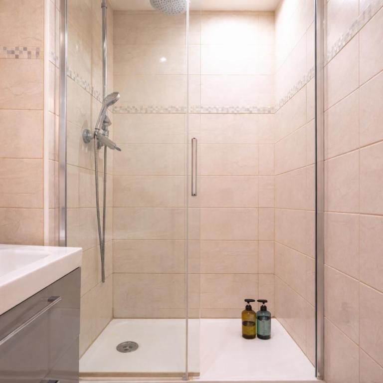 La Pause Franche - Familles et pros, parking, 2 sdb, 9 pers - Three-Bedroom Apartment - 12