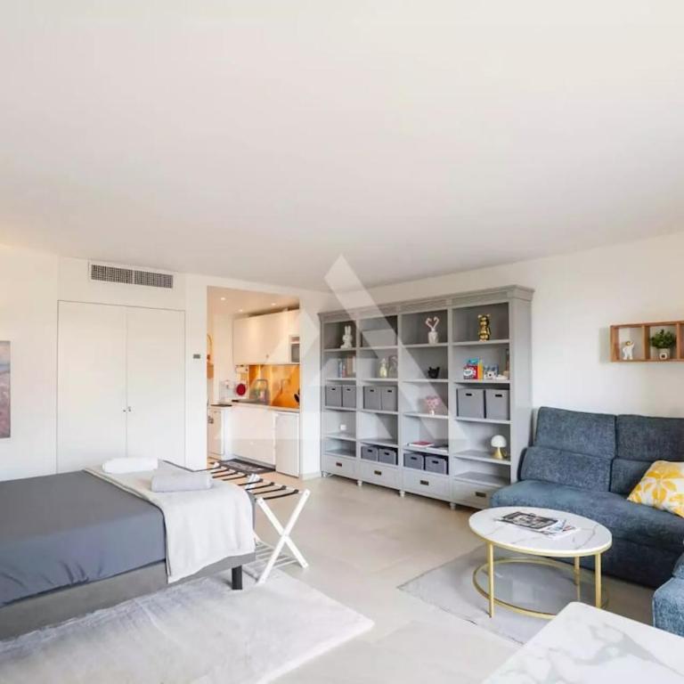 New Large Studio - Monaco Border - Sea View - Lift - Parking included - Deluxe Double Room with Balcony and Sea View - 3