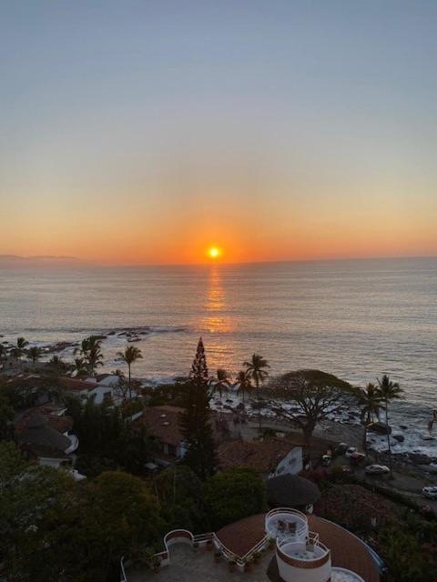 Oceanfront Indah Condo Sleeps 10 Sunsets - Three-Bedroom Apartment with Ocean View - 60