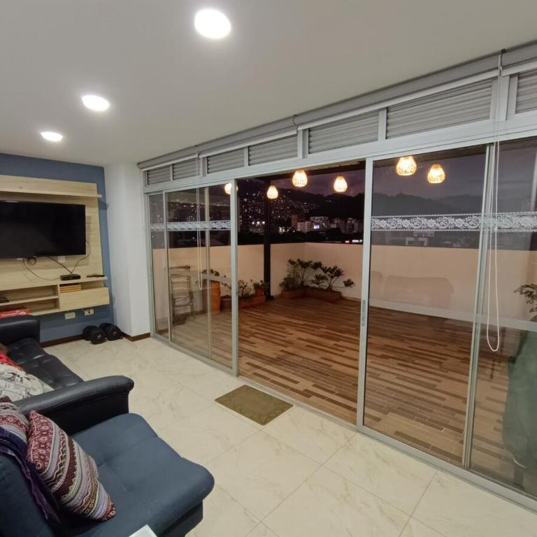 Vista al cielo y a las montañas de Medellín - Apartamento de 3 dormitorios con vistas - 3