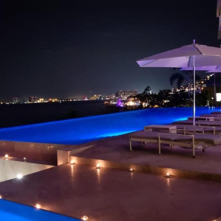 Oceanfront Indah Condo Sleeps 10 Sunsets - Three-Bedroom Apartment with Ocean View - 52