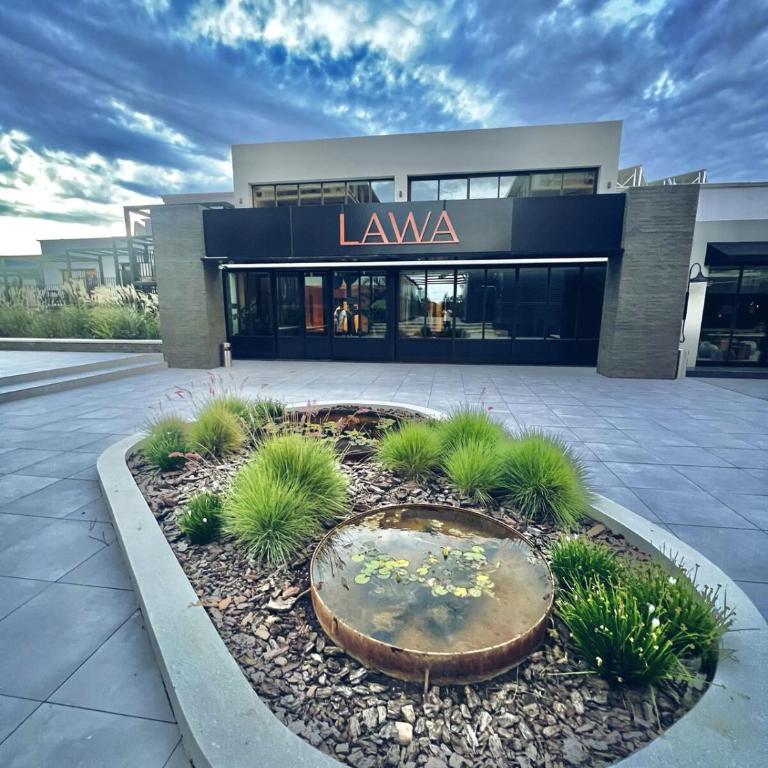 Lakefront Studio - Heated Pool & Gym 5 min airport - One-Bedroom Apartment - 4