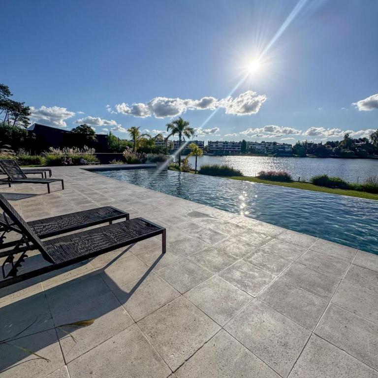 Lakefront Studio - Heated Pool & Gym 5 min airport - One-Bedroom Apartment - 7