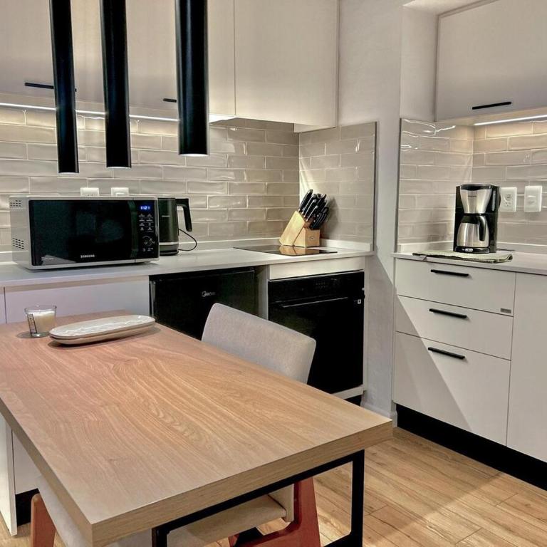 Lakefront Studio - Heated Pool & Gym 5 min airport - One-Bedroom Apartment - 11