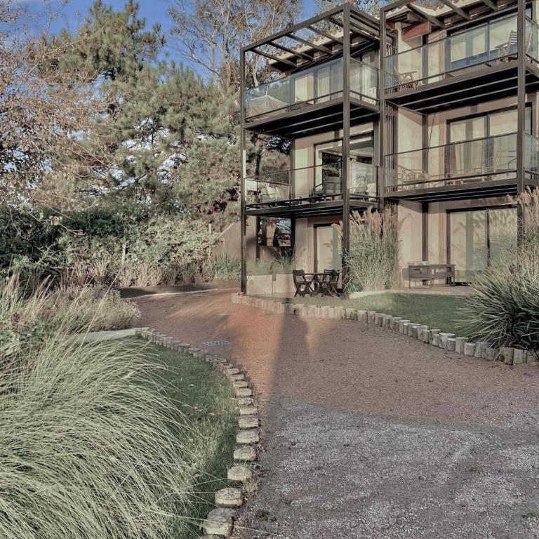 Lakefront Studio - Heated Pool & Gym 5 min airport - One-Bedroom Apartment - 14