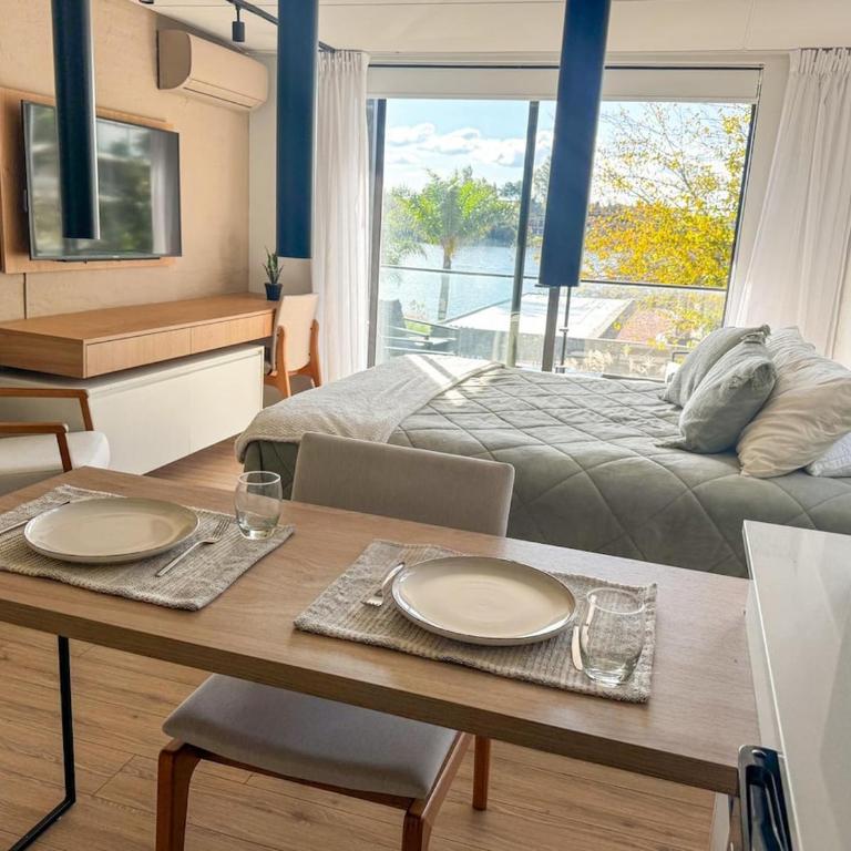 Lakefront Studio - Heated Pool & Gym 5 min airport - One-Bedroom Apartment - 16