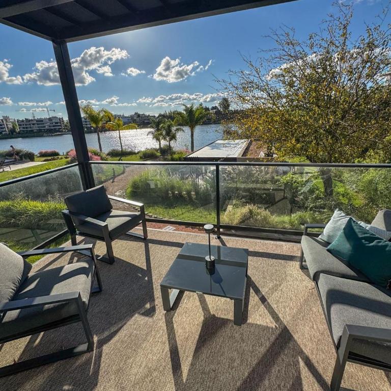 Lakefront Studio - Heated Pool & Gym 5 min airport - One-Bedroom Apartment - 22