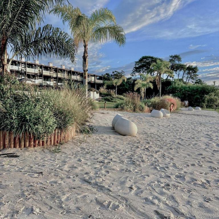 Lakefront Studio - Heated Pool & Gym 5 min airport - One-Bedroom Apartment - 23