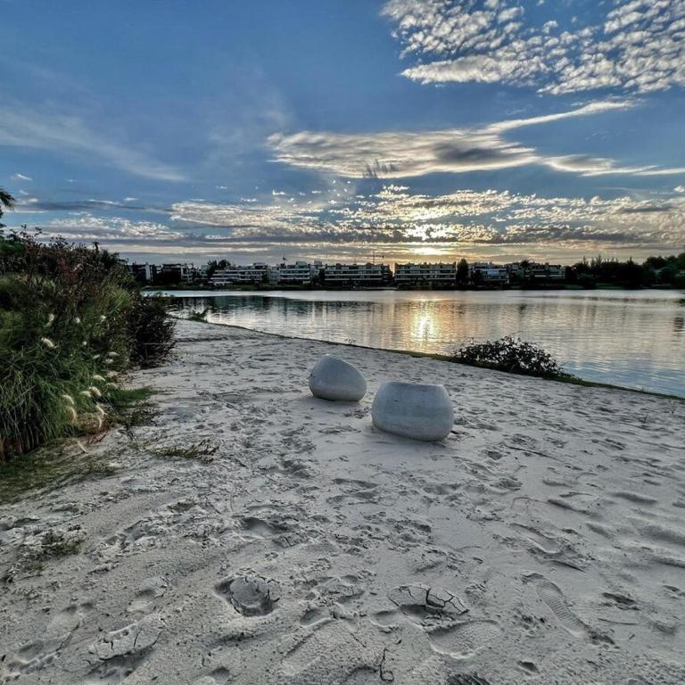 Lakefront Studio - Heated Pool & Gym 5 min airport - One-Bedroom Apartment - 24