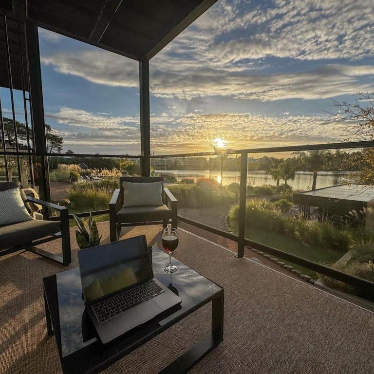 Lakefront Studio - Heated Pool & Gym 5 min airport - One-Bedroom Apartment - 38