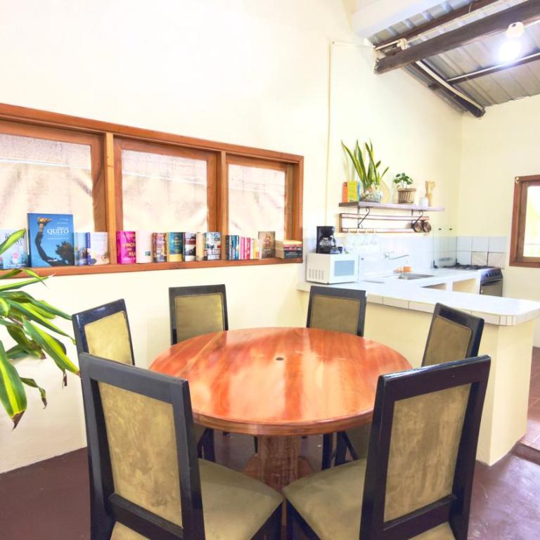 Casa independiente - Two-Bedroom Apartment with Garden View - 1