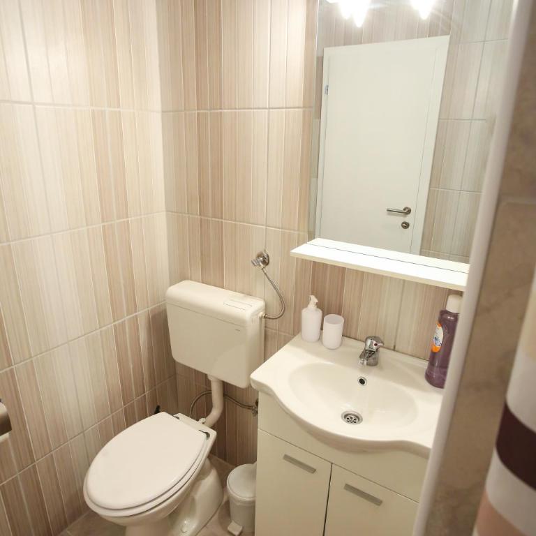 Guesthouse Aurora - Double Room with Private Bathroom - 5