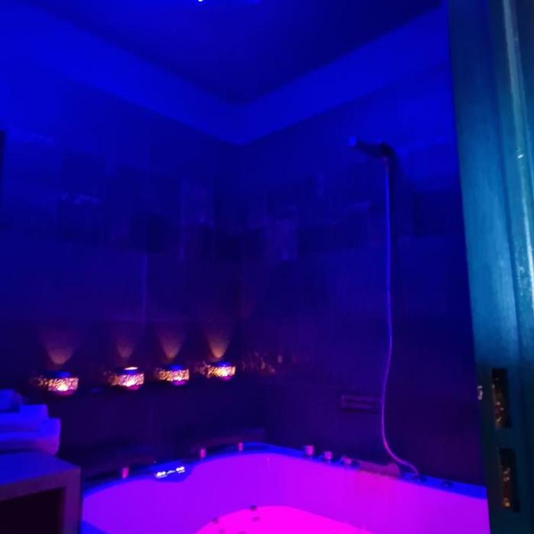 love room, sauna et balnéo - One-Bedroom Apartment - 1