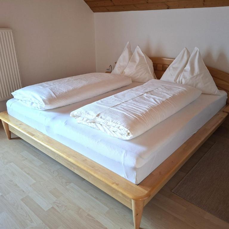 Pension Waldhof - Doppelzimmer mit Balkon - 1