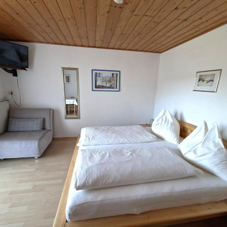 Pension Waldhof - Doppelzimmer mit Balkon - 1