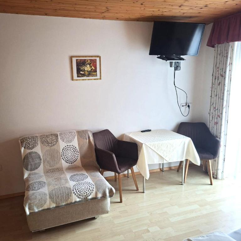 Pension Waldhof - Doppelzimmer mit Balkon - 2