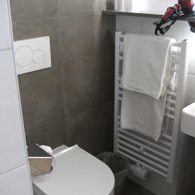 Pension Waldhof - Doppelzimmer mit Balkon - 4