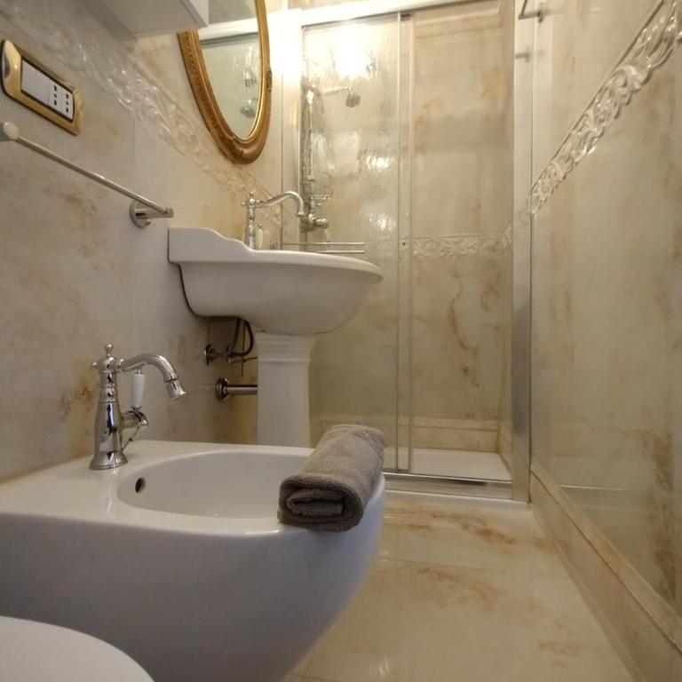 NOBILI LIBARDI - VILLA BASEVI - Camera Doppia con Letti Singoli con Bagno Privato - 5