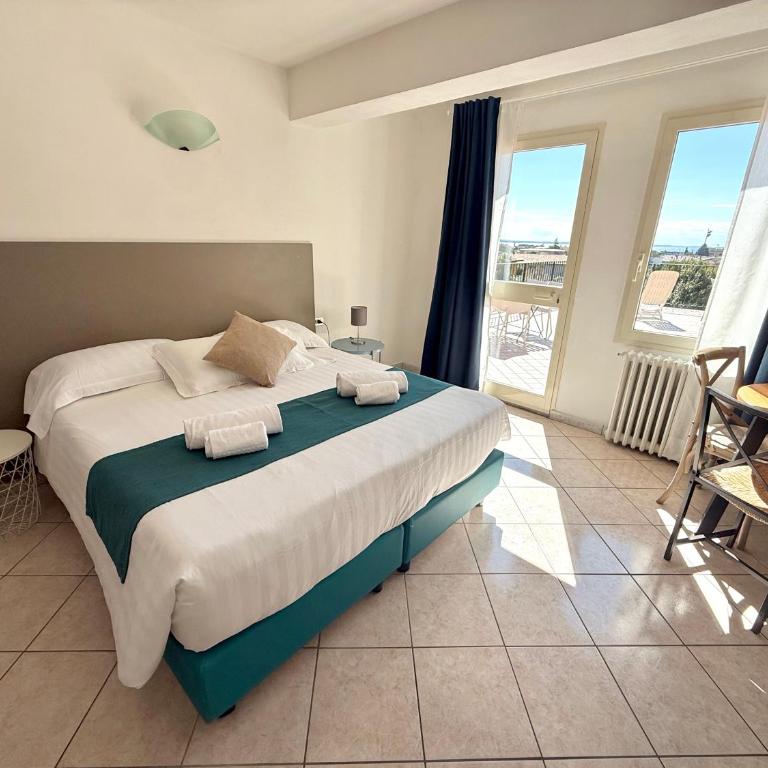 Albergo Vittoria - Camera Quadrupla con Vista Lago - 9