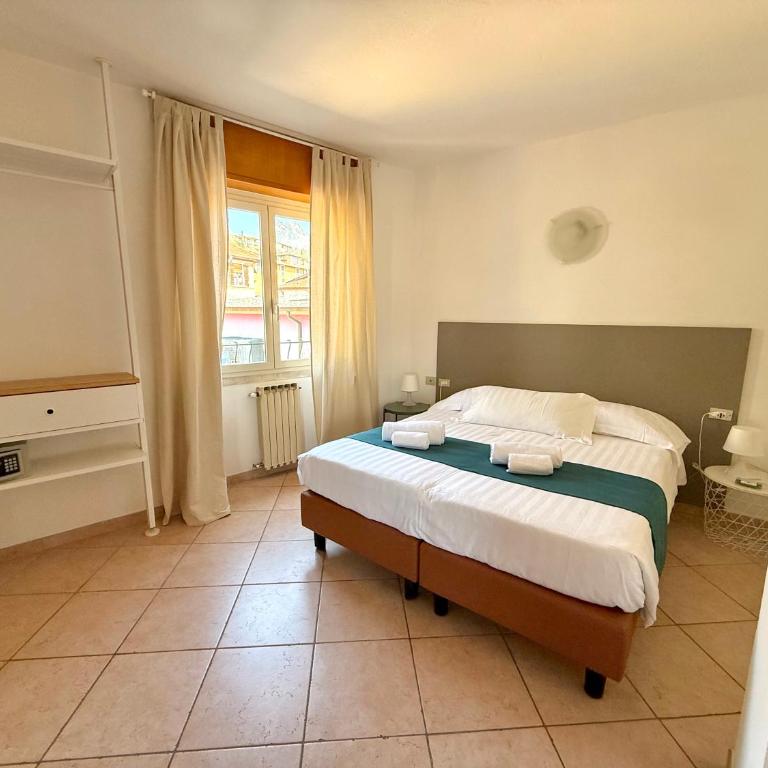 Albergo Vittoria - Camera Tripla con Vista Città - 3