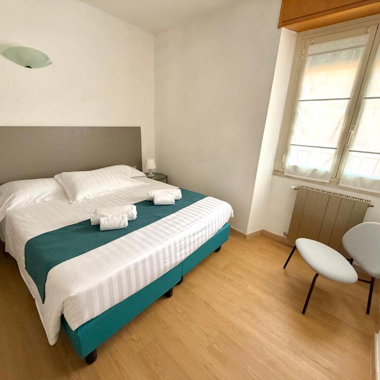 Albergo Vittoria - Camera Matrimoniale/Doppia con Letti Singoli con Vista Città - 2