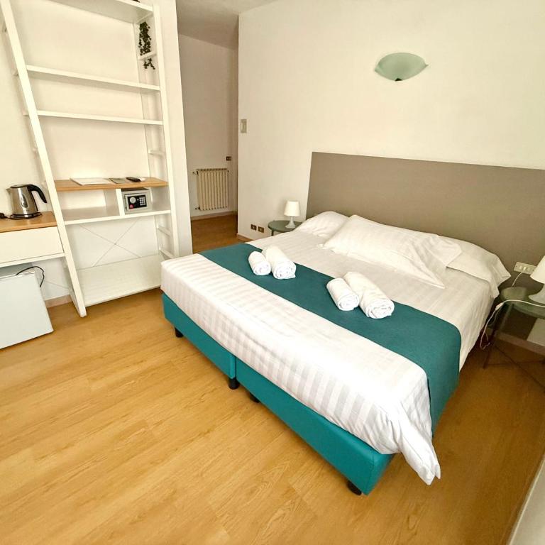 Albergo Vittoria - Camera Matrimoniale/Doppia con Letti Singoli con Vista Città - 4