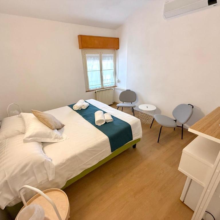 Albergo Vittoria - Camera Matrimoniale/Doppia con Letti Singoli con Vista Città - 7