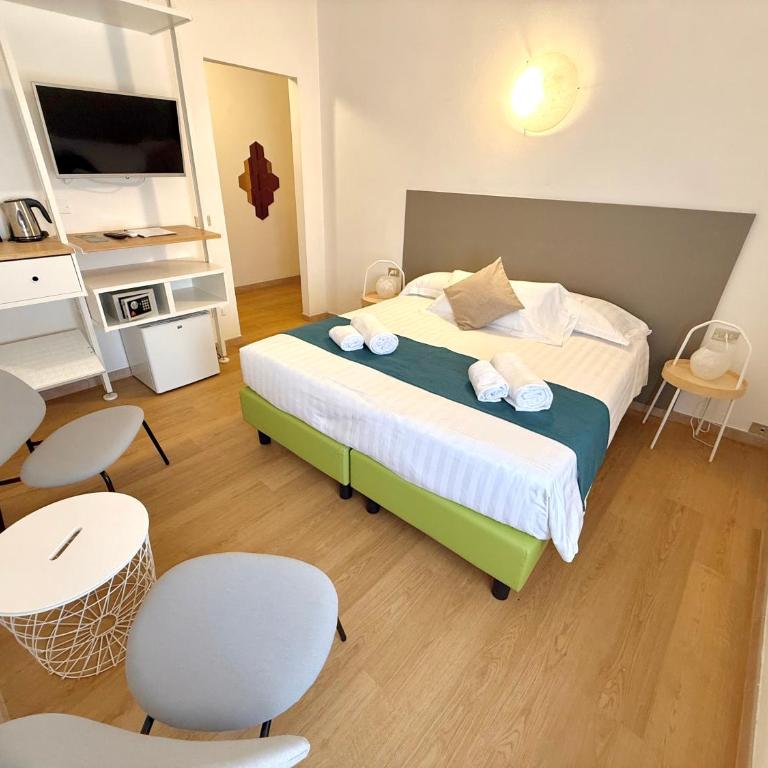 Albergo Vittoria - Camera Matrimoniale/Doppia con Letti Singoli con Vista Città - 1