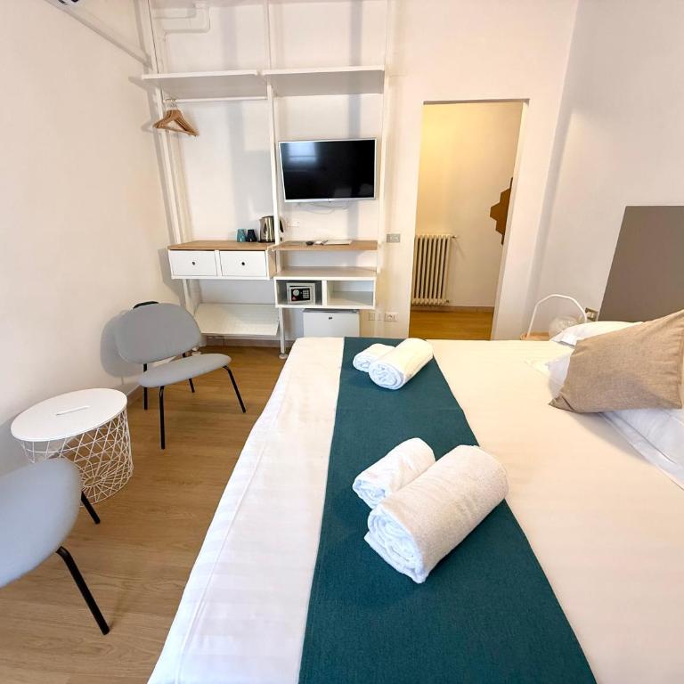 Albergo Vittoria - Camera Matrimoniale/Doppia con Letti Singoli con Vista Città - 8