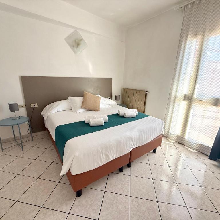 Albergo Vittoria - Camera Matrimoniale/Doppia con Letti Singoli con Vista Lago. - 8