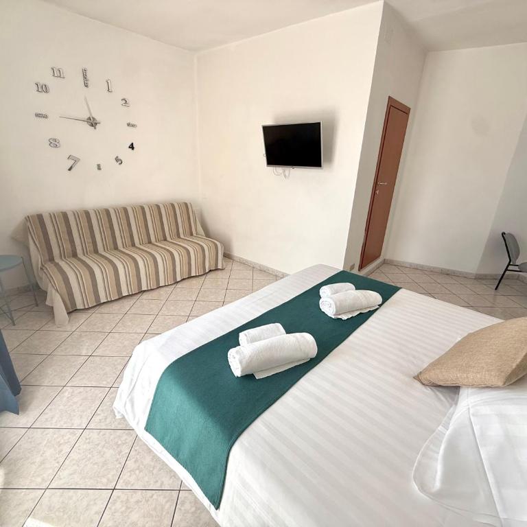 Albergo Vittoria - Camera Matrimoniale/Doppia con Letti Singoli con Vista Lago. - 10